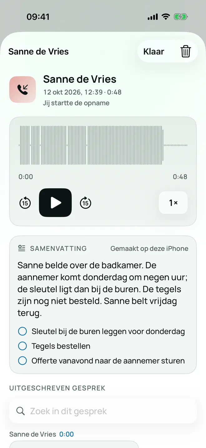 Een opname van een gesprek met Sanne de Vries op iPhone: de golfvorm, afspelen, en een samenvatting met drie to-do's, gemaakt op deze iPhone.